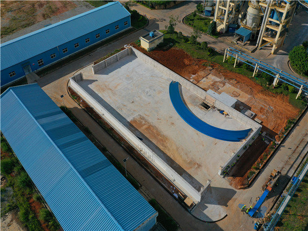 水泥場生產(chǎn)料棚拱形屋頂工程案例分享水泥場拱形屋頂施工現(xiàn)場圖2 水泥場生產(chǎn)料棚拱形屋頂工程案例分享水泥場拱形屋頂施工現(xiàn)場圖2