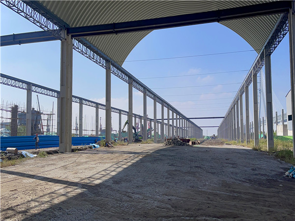 泰州泰興堆料棚拱形屋頂工程案例解析機械鎖邊彩鋼板安裝 泰州泰興堆料棚拱形屋頂工程案例解析機械鎖邊彩鋼板安裝