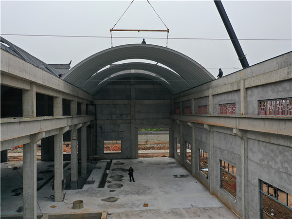 四川某酒廠釀酒車間改造拱形屋頂工程案例解析拱形屋頂屋面單元板吊裝作業(yè) 四川某酒廠釀酒車間改造拱形屋頂工程案例解析拱形屋頂屋面單元板吊裝作業(yè)