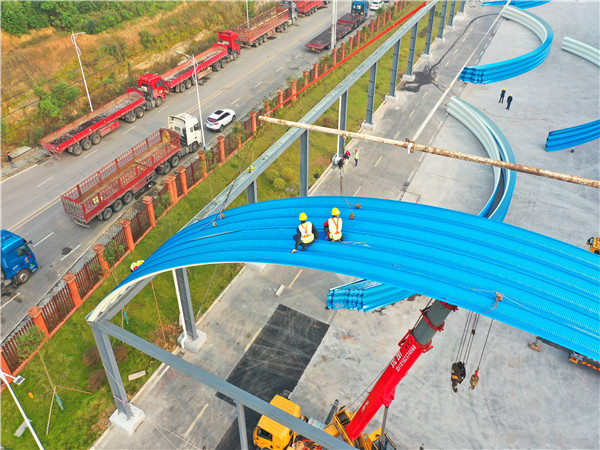 重慶某光伏公司出料車間拱形屋頂工程案例解析金屬彩鋼板安裝過程 重慶某光伏公司出料車間拱形屋頂工程案例解析金屬彩鋼板安裝過程